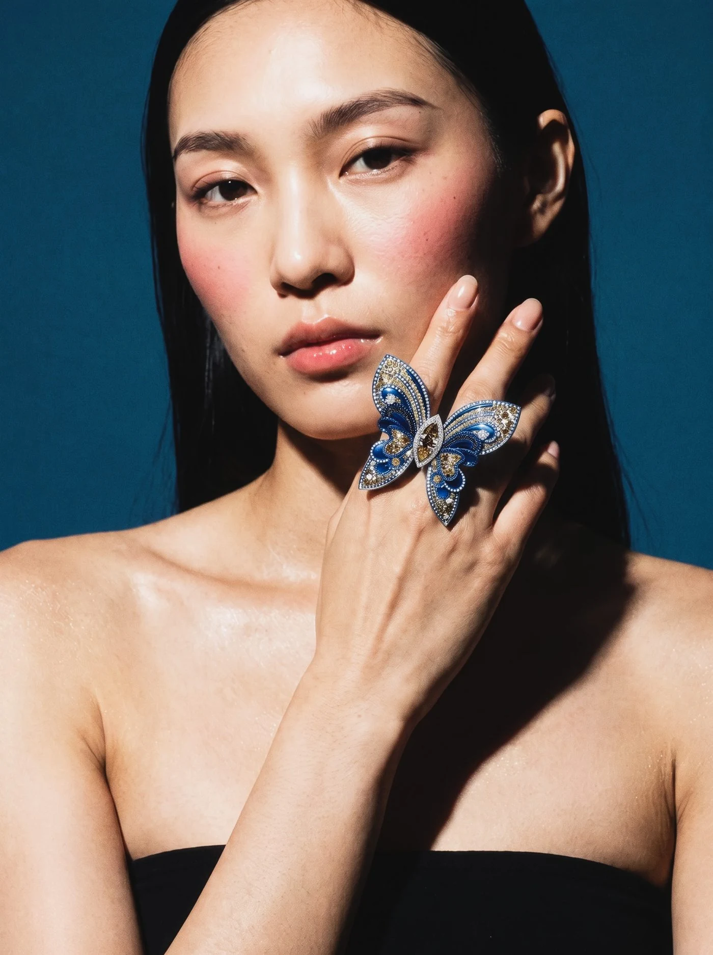 Papillon Bleu Ring, No. 002, worn on the hand