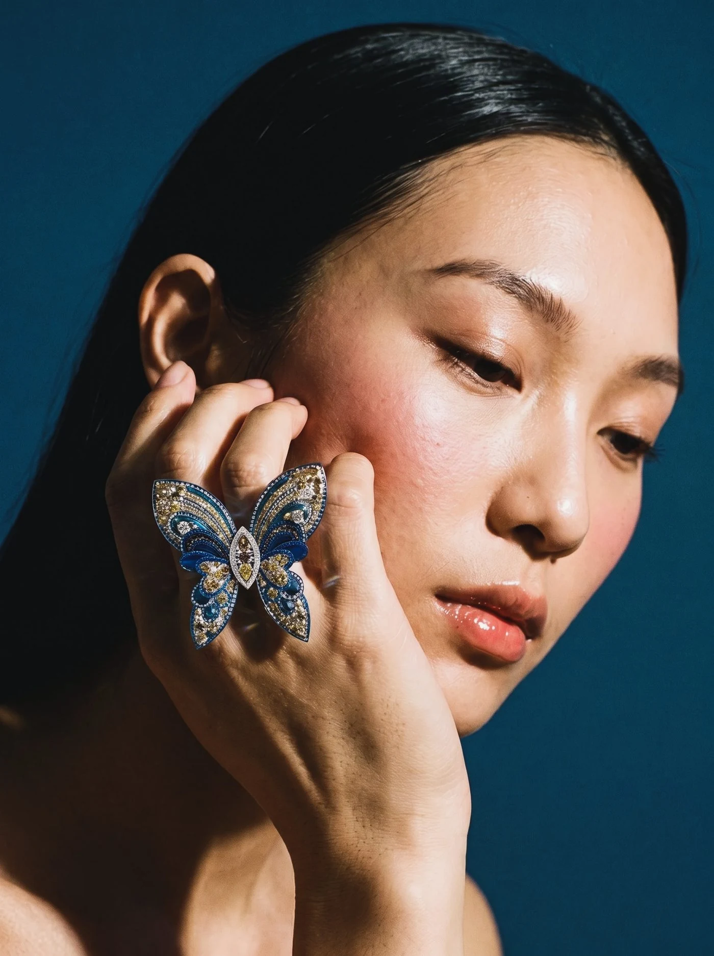 Papillon Bleu Ring, No. 002, worn on the hand