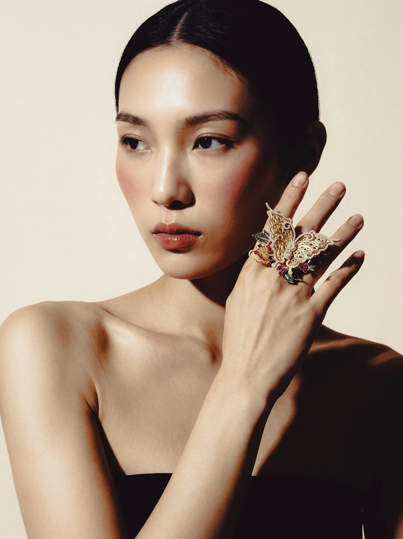 Papillon Ring, No. 001, worn on the hand