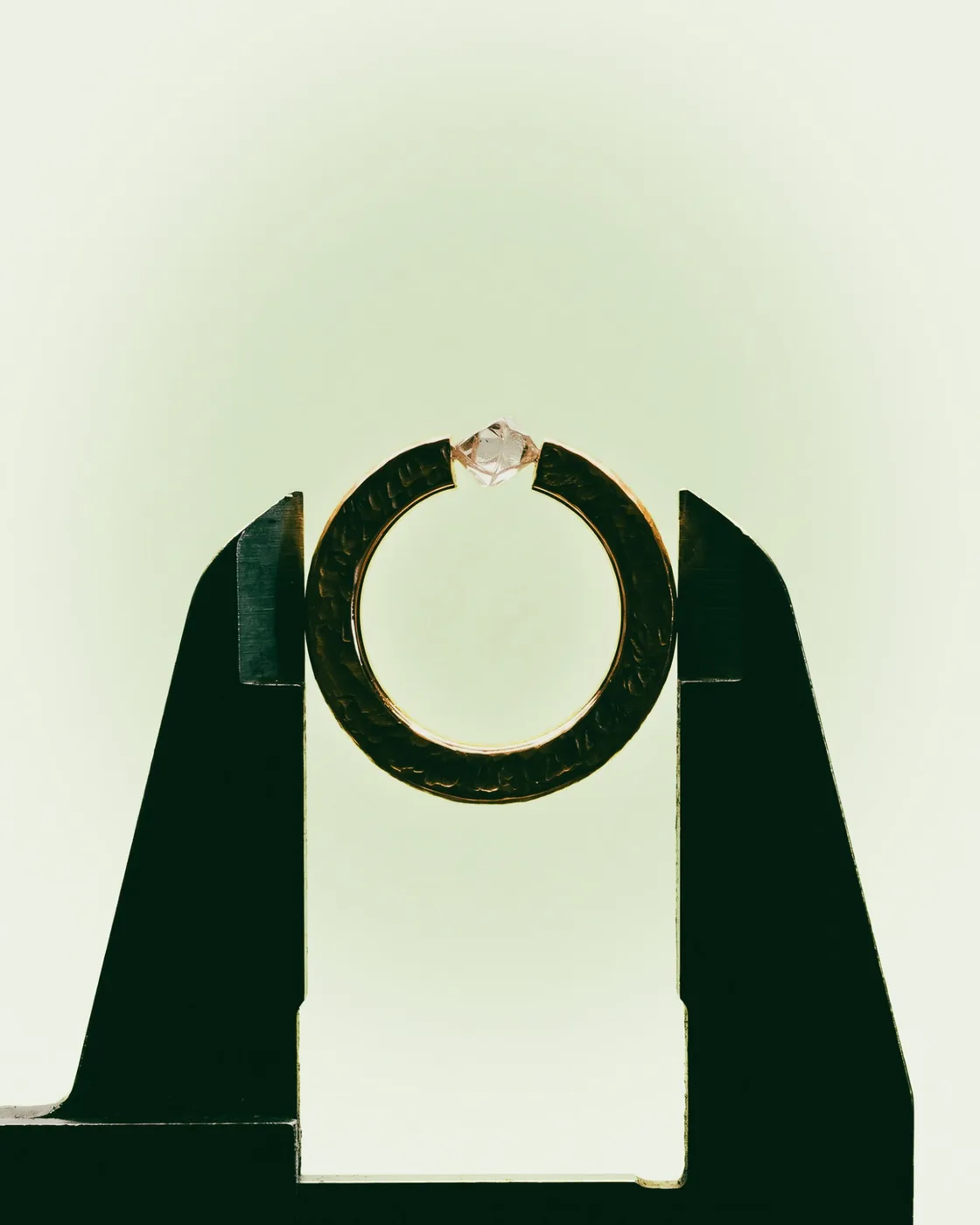 Rough Ring II, No. 010, seen from the side, the rough diamond between the two ends of the band