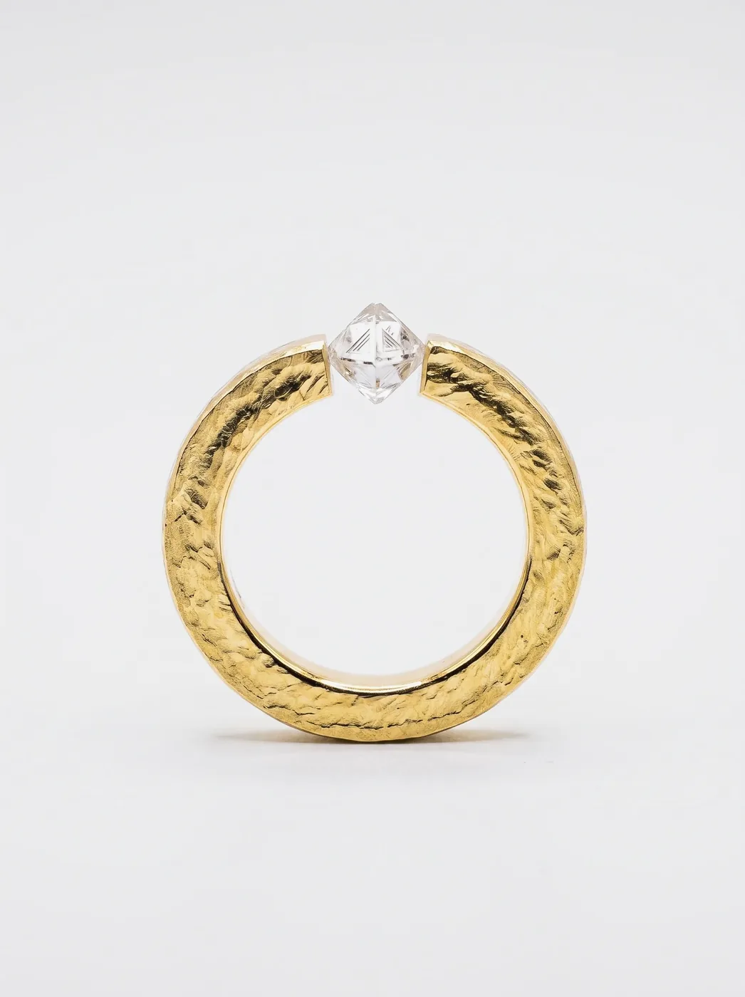 Rough Ring II, No. 010, seen from the front, the rough diamond crystal between the two ends of the hammered band